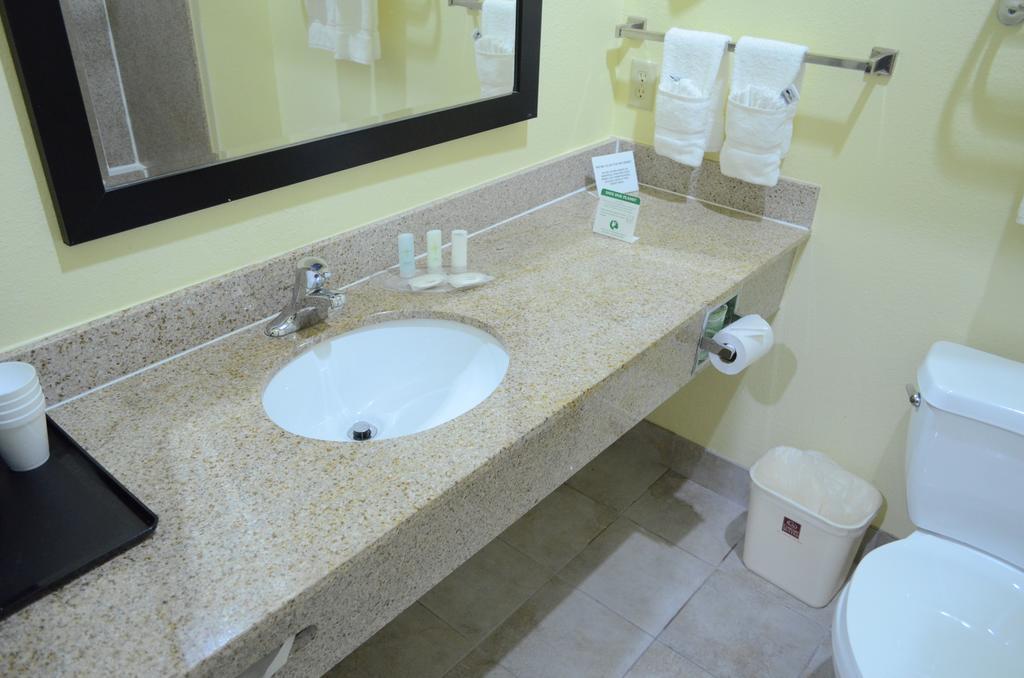 Days Inn & Suites By Wyndham Houston / West Energy Corridor Eksteriør bilde