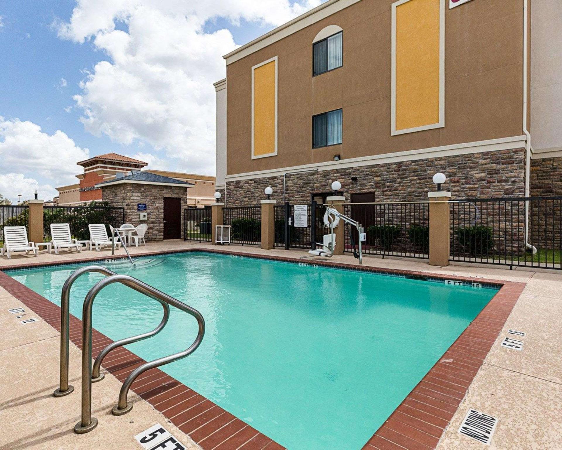 Days Inn & Suites By Wyndham Houston / West Energy Corridor Eksteriør bilde
