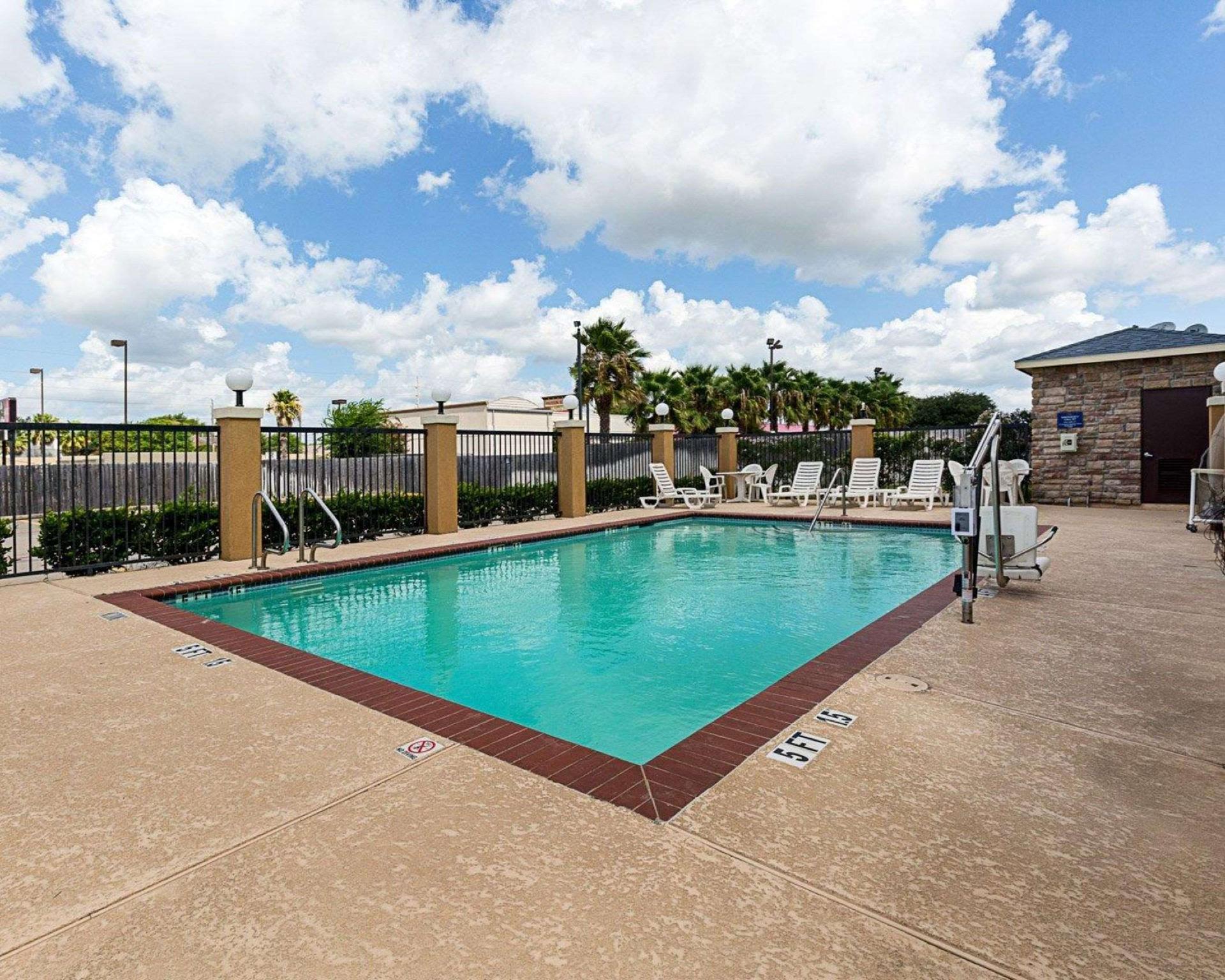 Days Inn & Suites By Wyndham Houston / West Energy Corridor Eksteriør bilde