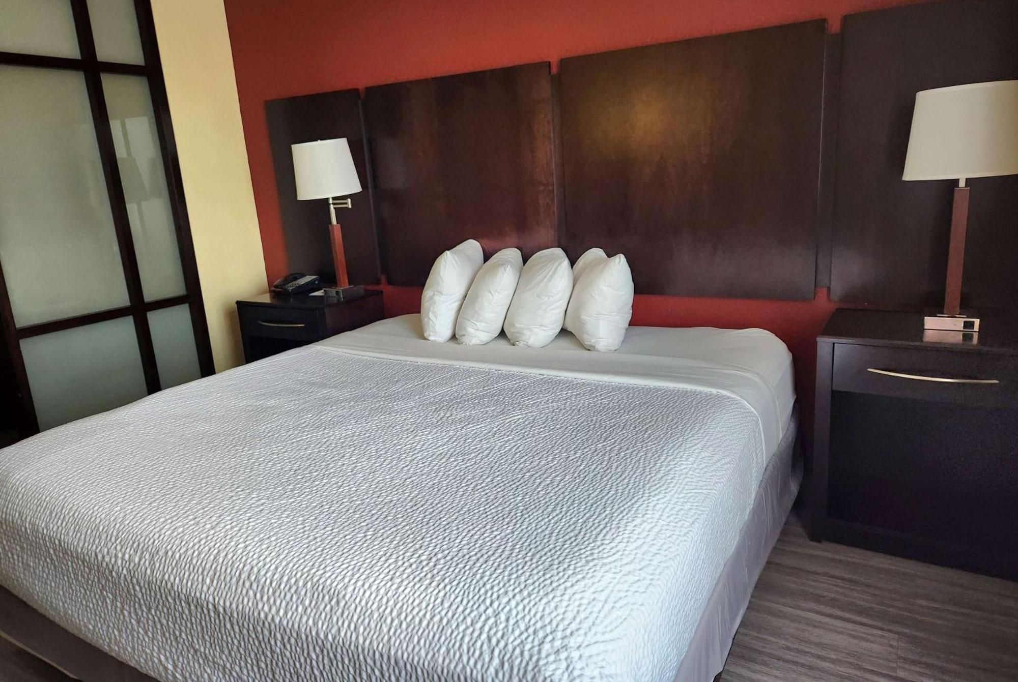 Days Inn & Suites By Wyndham Houston / West Energy Corridor Eksteriør bilde