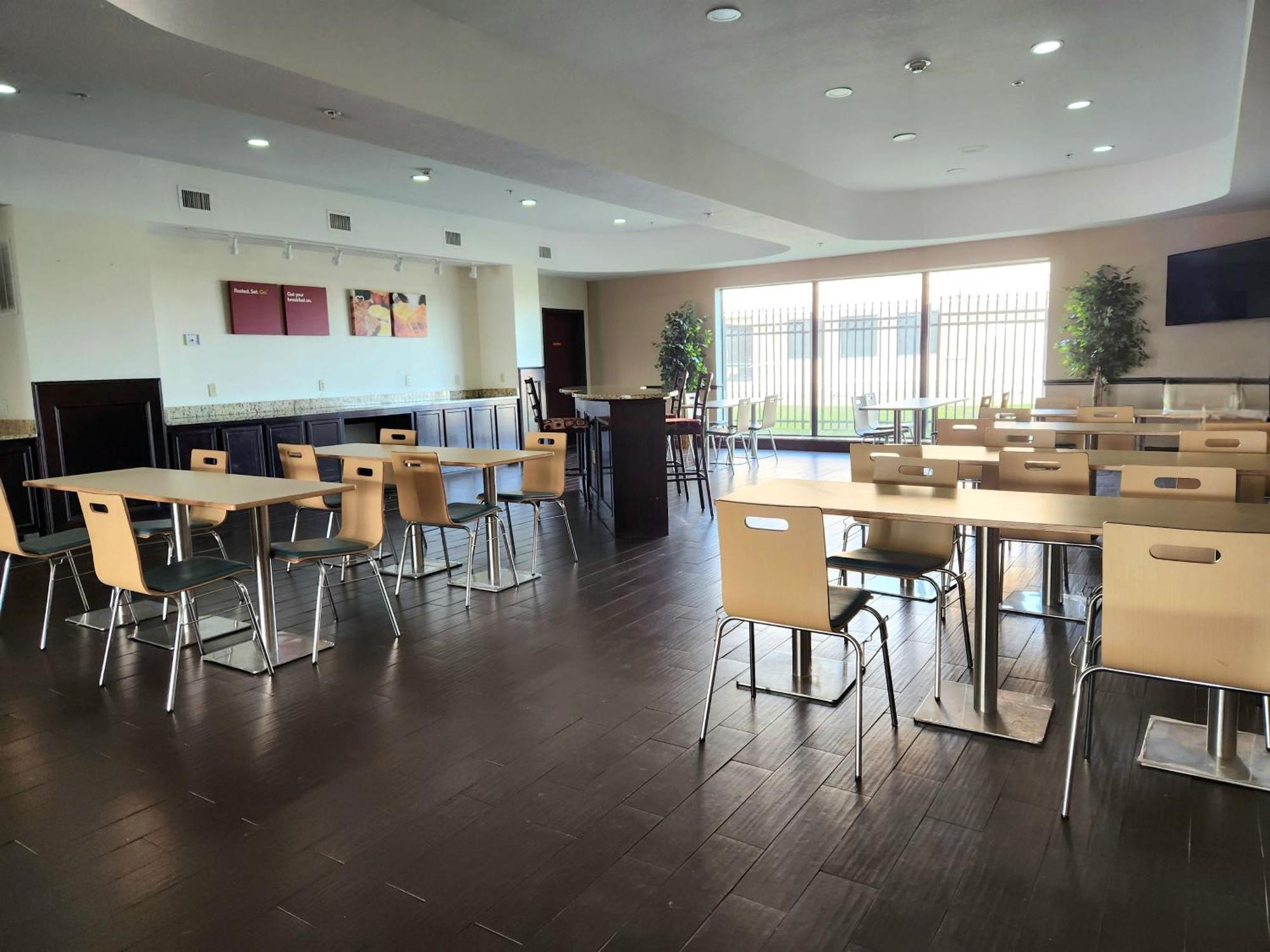 Days Inn & Suites By Wyndham Houston / West Energy Corridor Eksteriør bilde