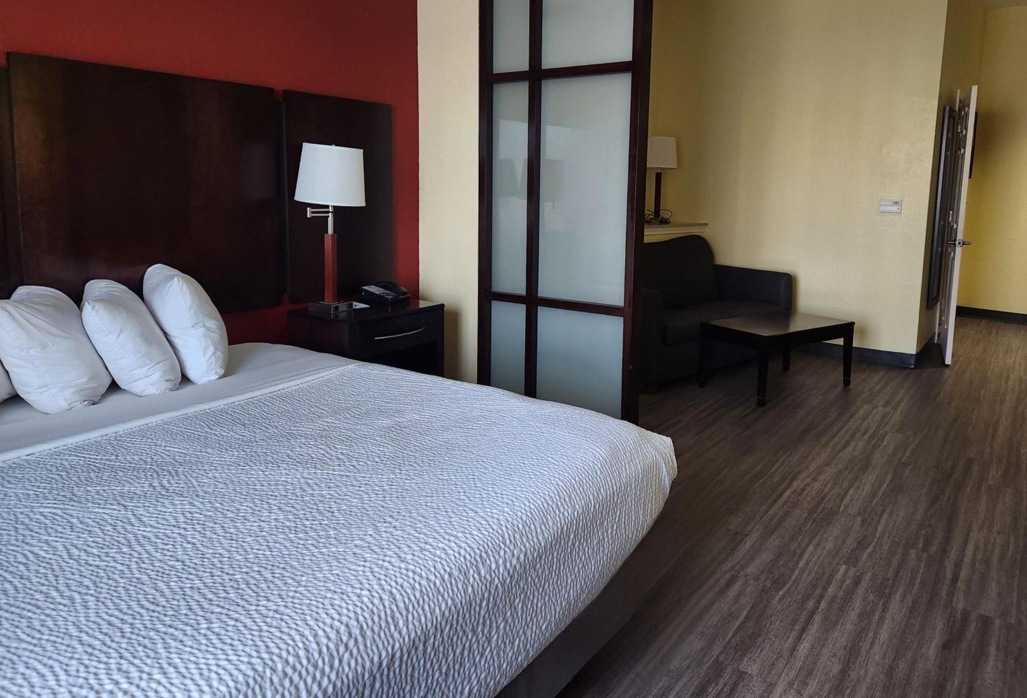 Days Inn & Suites By Wyndham Houston / West Energy Corridor Eksteriør bilde